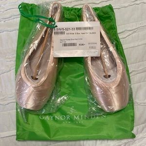 Size 8.5 W Gaynor Minden Ballet Pointe Shoes